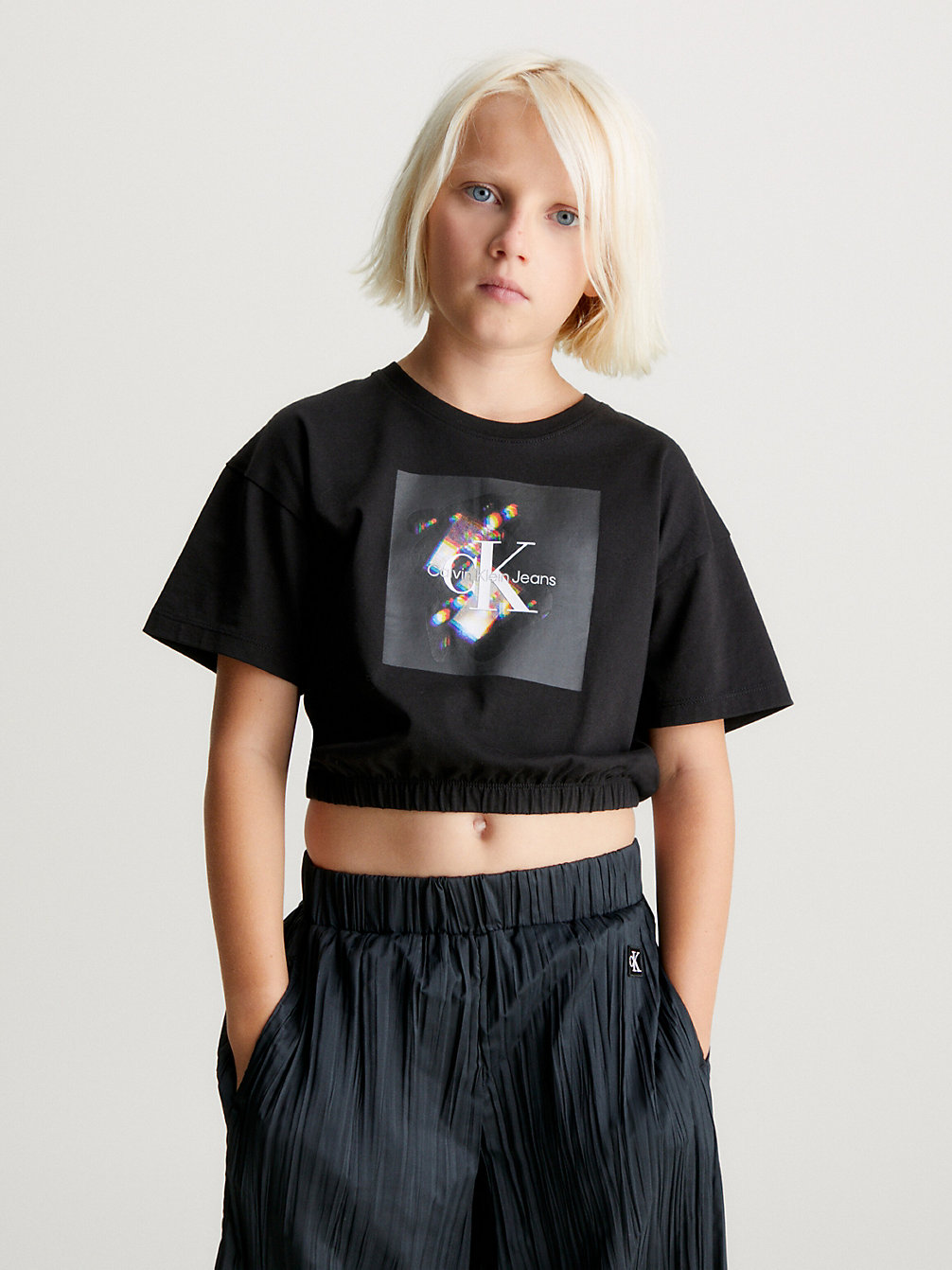 Camiseta Cropped Con Gráfico Y Logo > CK BLACK > undefined Niñas > Calvin Klein