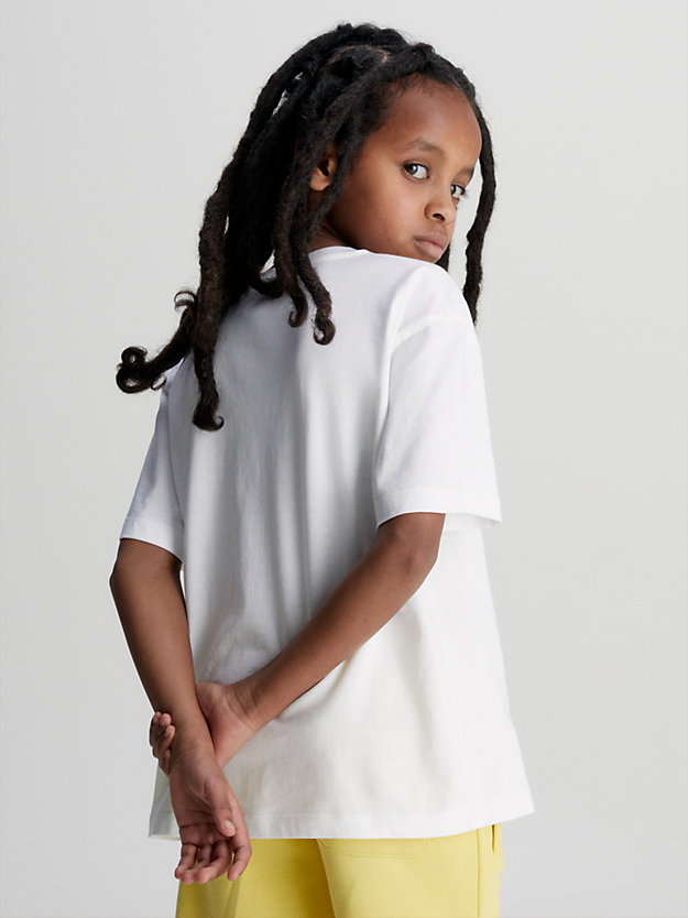 bright white t-shirt unisex ze sprejowym nadrukiem dla kids unisex - calvin klein jeans
