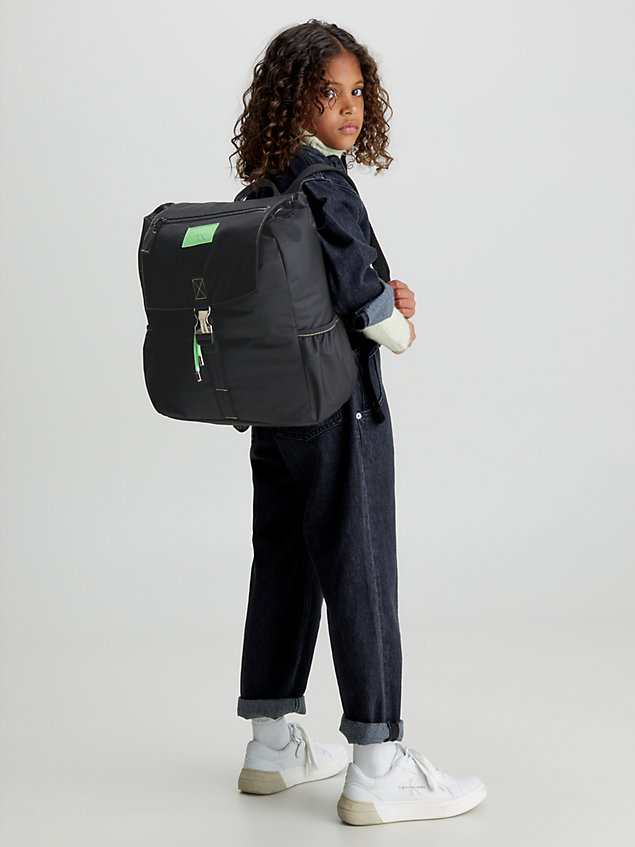 black plecak unisex z klapą dla kids unisex - calvin klein jeans
