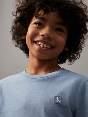 t-shirt pour enfant faded denim pour enfants genre inclusif calvin klein jeans