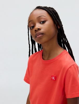 t-shirt pour enfant vermilion pour enfants genre inclusif calvin klein jeans