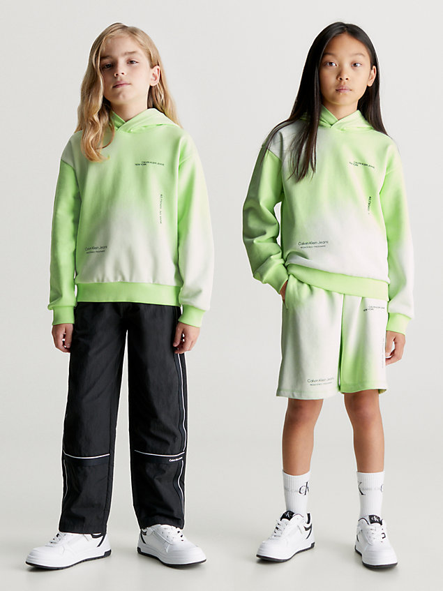 green lässiger hoodie mit spray-print für kinder für kids unisex - calvin klein jeans