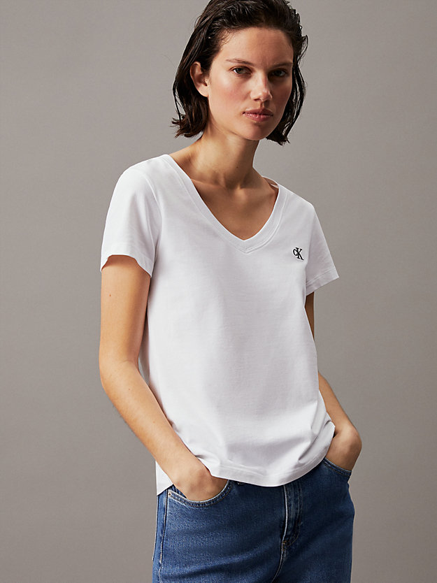 t-shirt slim avec col en v bright white pour femmes calvin klein jeans