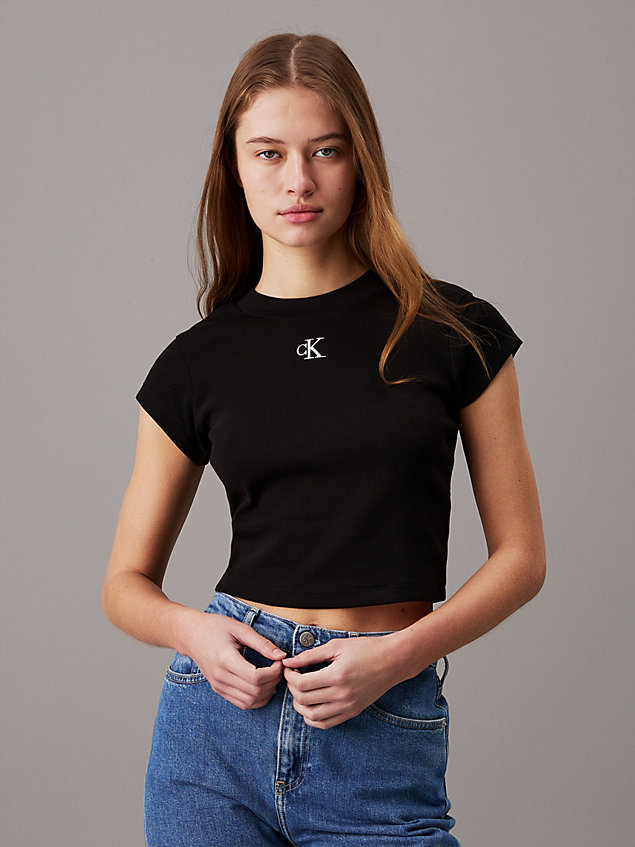 black wąski prążkowany t-shirt o skróconym fasonie dla kobiety - calvin klein jeans