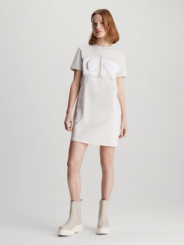 eggshell sukienka typu t-shirt z monogramem dla kobiety - calvin klein jeans