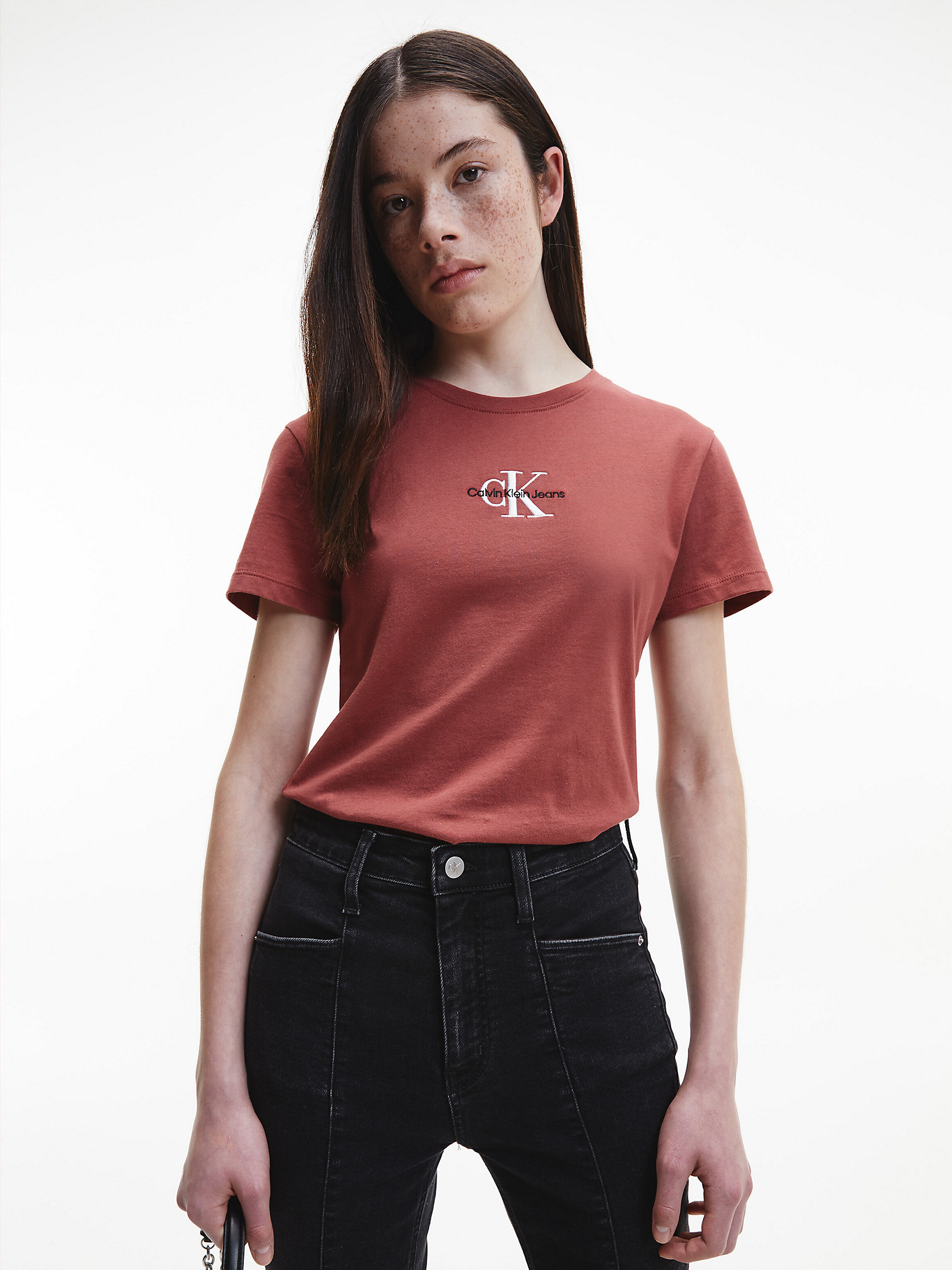 T-Shirt Slim In Cotone Biologico Con Logo > Terracotta Tile > undefined donna > Calvin Klein
