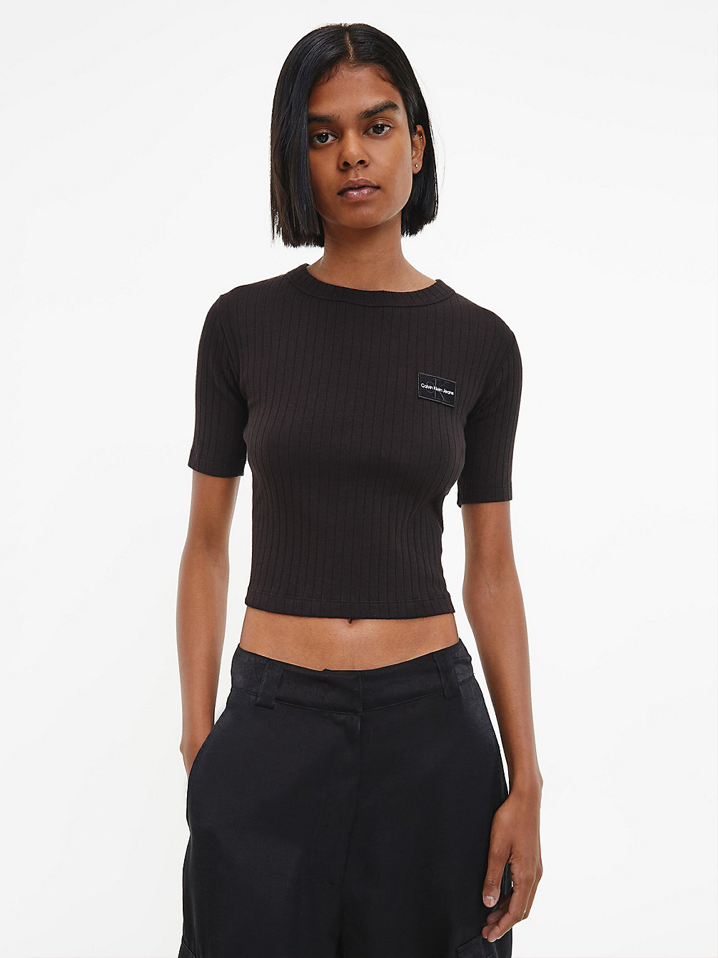 CK BLACK > Облегающая укороченная футболка со значком > undefined Женщины - Calvin Klein