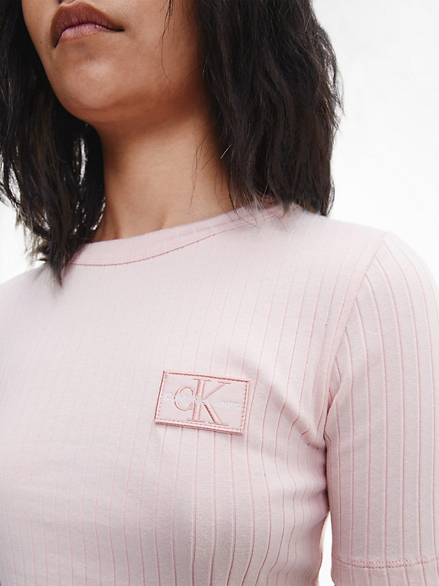 pink schmales cropped t-shirt mit badge für damen - calvin klein jeans