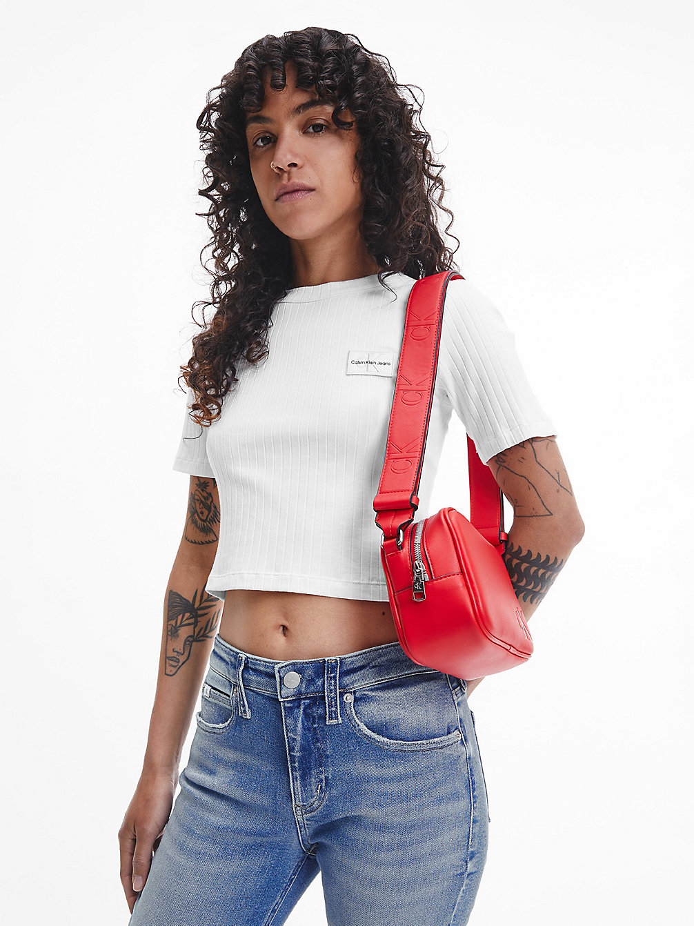 BRIGHT WHITE > Облегающая укороченная футболка со значком > undefined Женщины - Calvin Klein