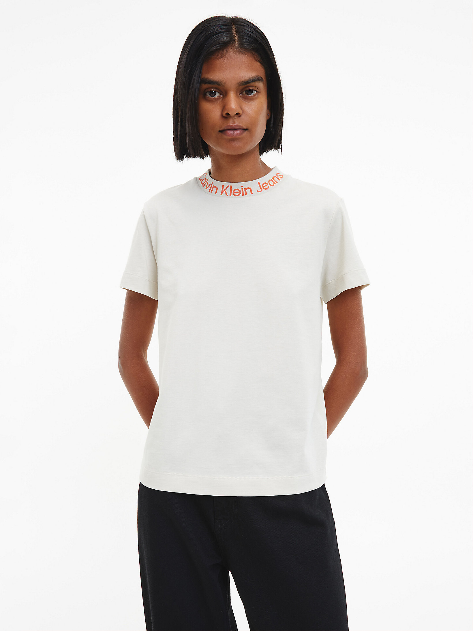 Camiseta De Algodón Orgánico Con Logo En El Cuello > Eggshell > undefined mujer > Calvin Klein