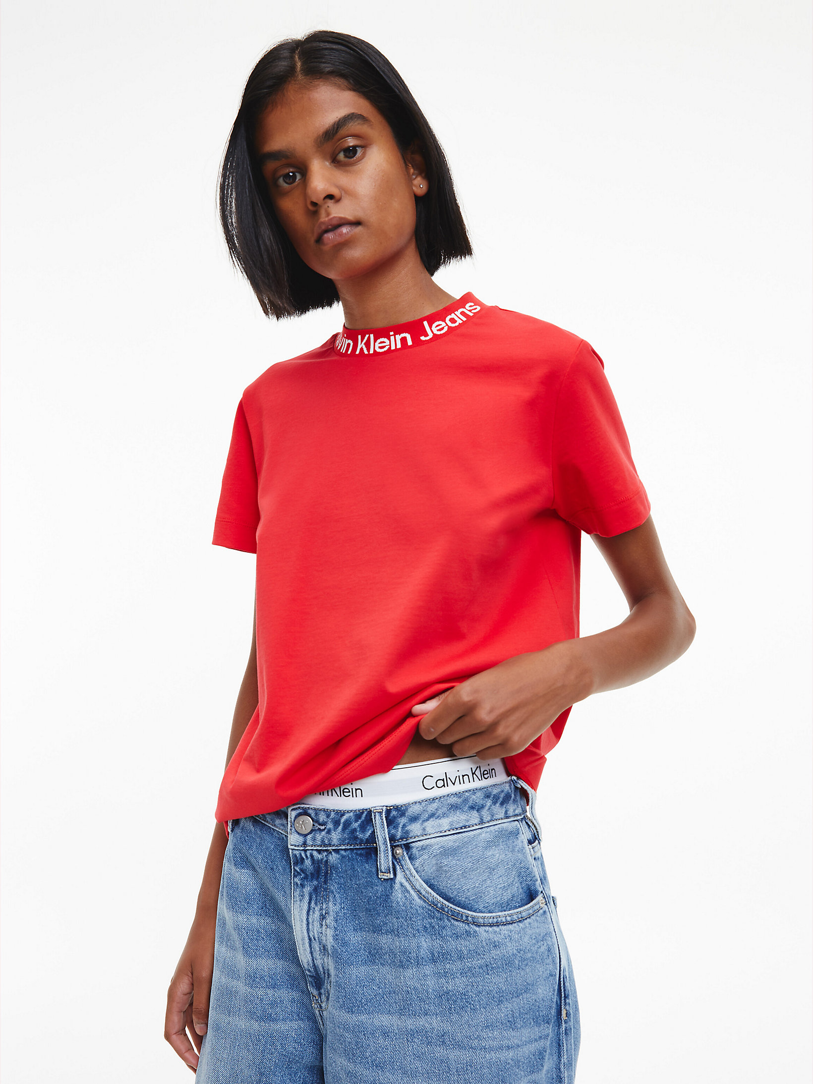 Camiseta De Algodón Orgánico Con Logo En El Cuello > Candy Apple > undefined mujer > Calvin Klein