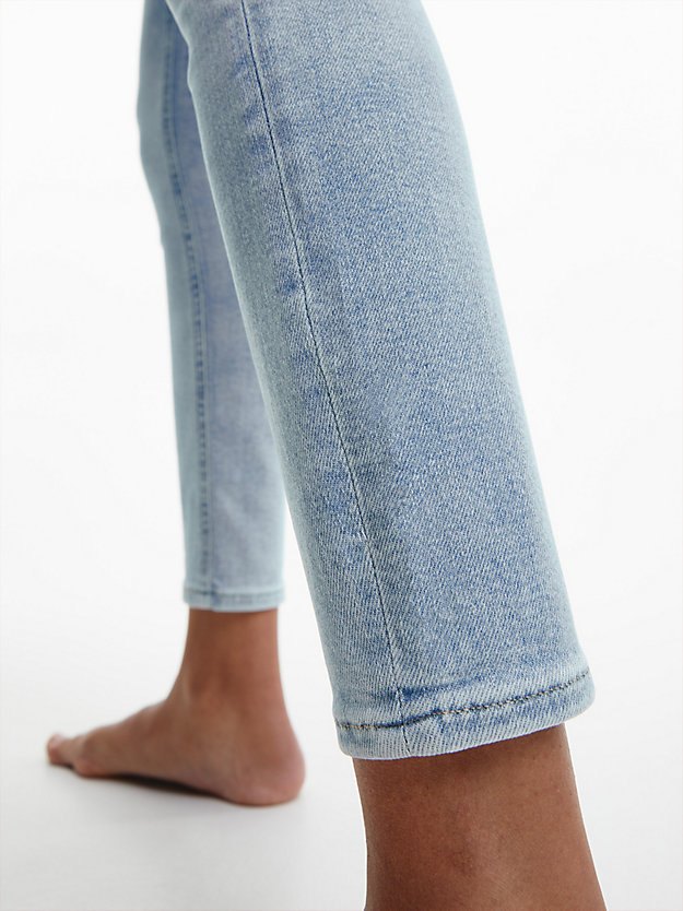 DENIM LIGHT Mid Rise Skinny Jeans de mujer CALVIN KLEIN JEANS