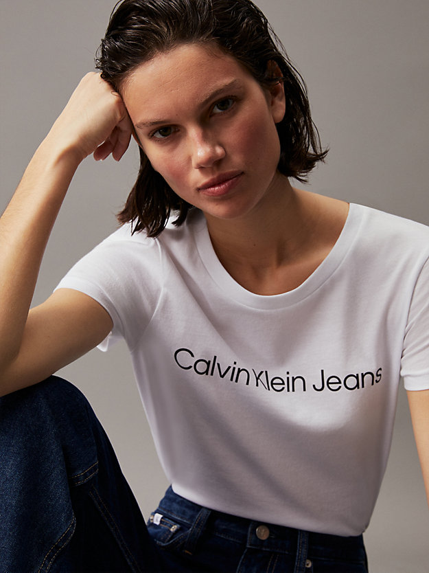 bright white wąski t-shirt z logo z bawełny organicznej dla kobiety - calvin klein jeans