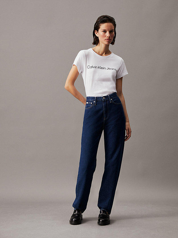 bright white wąski t-shirt z logo z bawełny organicznej dla kobiety - calvin klein jeans