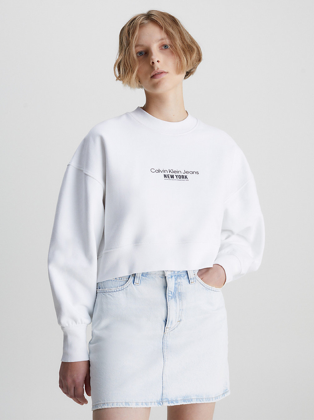 BRIGHT WHITE > Cropped Embroidered Sweatshirt > undefined Женщины - Calvin Klein