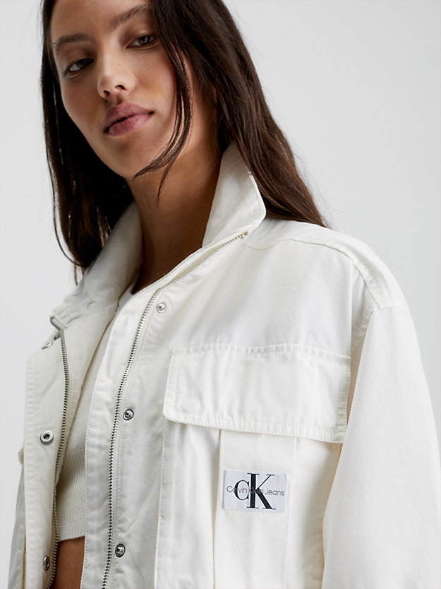 chaqueta de trabajo cropped con cinturón ancient white de mujer calvin klein jeans