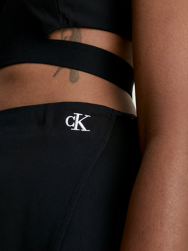 CK BLACK Falda midi con cintura anudada de crepé de mujer CALVIN KLEIN JEANS