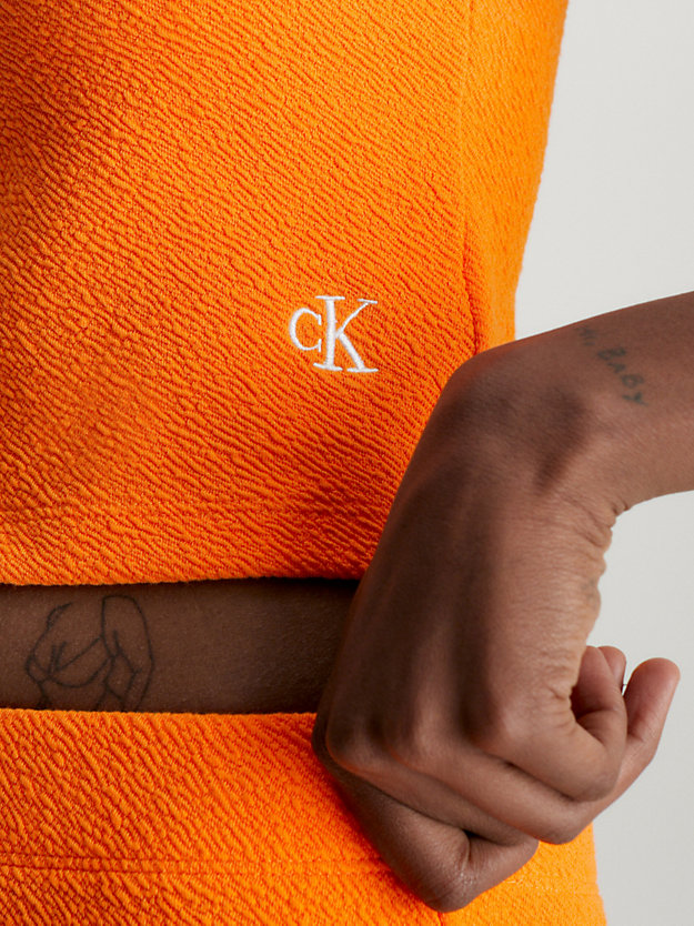 vibrant orange top bez rękawów o skróconym kroju z marszczonego, rozciągliwego materiału dla kobiety - calvin klein jeans