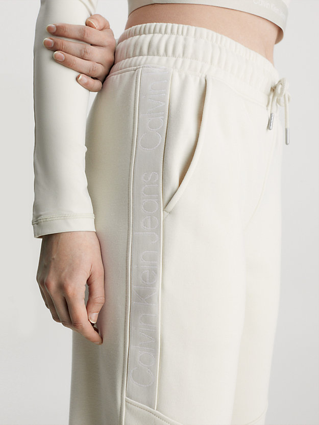 pantaloni della tuta logo tape taglio rilassato eggshell da donna calvin klein jeans