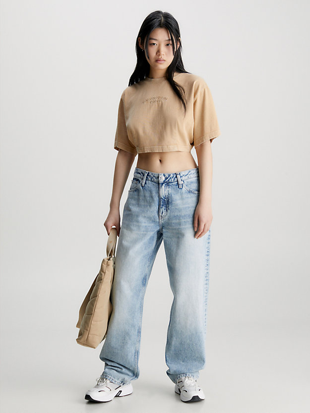 t-shirt court en coton teint travertine pour femmes calvin klein jeans