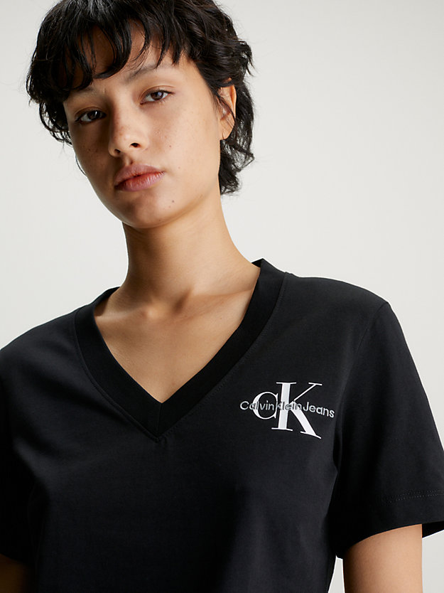 ck black monogramm-t-shirt mit v-ausschnitt für damen - calvin klein jeans