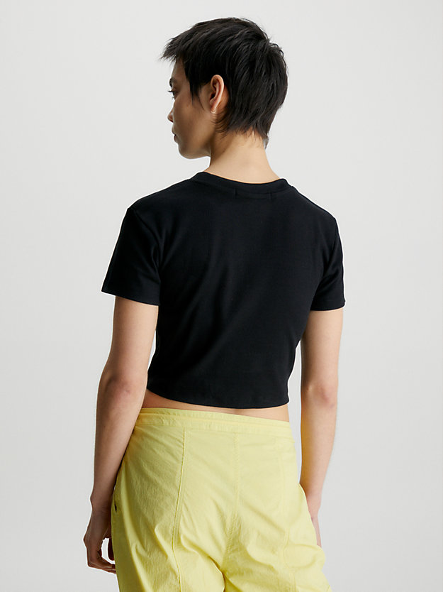 ck black geripptes jersey-t-shirt mit badge für damen - calvin klein jeans