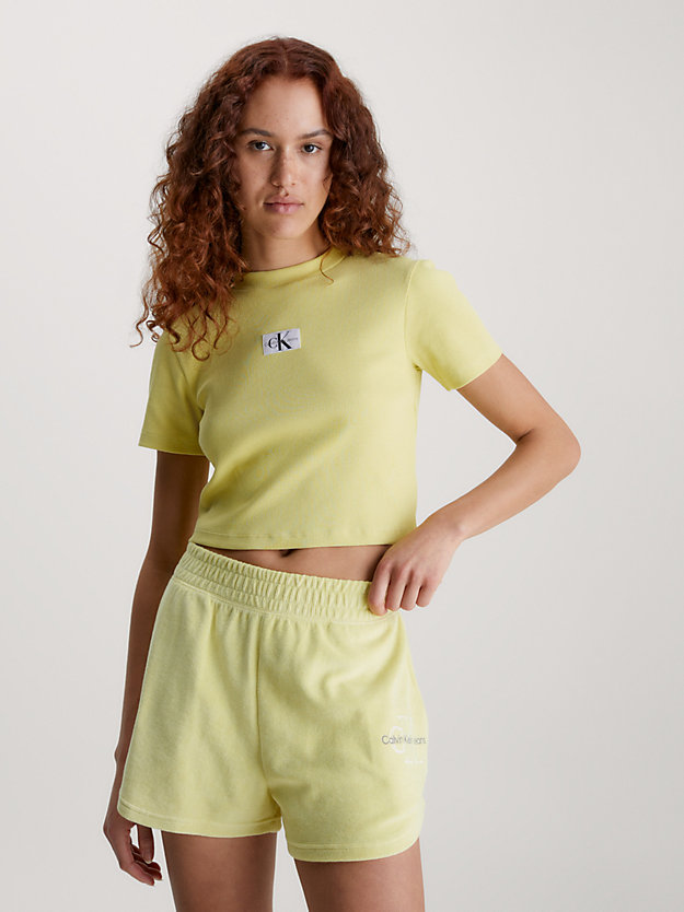 yellow sand geripptes jersey-t-shirt mit badge für damen - calvin klein jeans