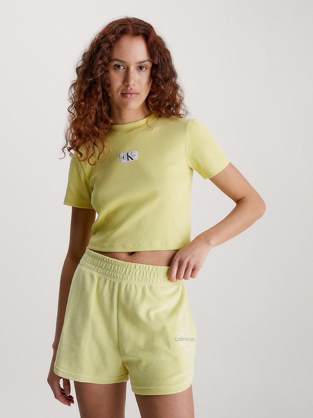 Camiseta De Punto De Canalé Con Insignia > YELLOW SAND > undefined mujer > Calvin Klein