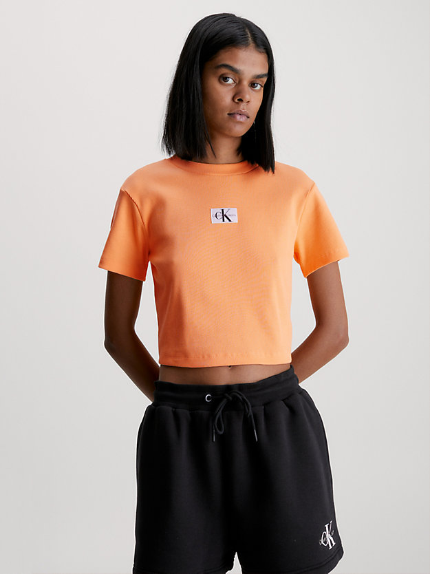 crushed orange geripptes jersey-t-shirt mit badge für damen - calvin klein jeans
