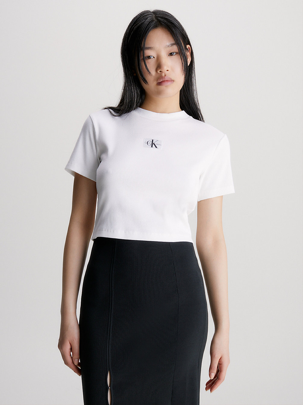 BRIGHT WHITE > Geripptes Jersey-T-Shirt Mit Badge > undefined Damen - Calvin Klein