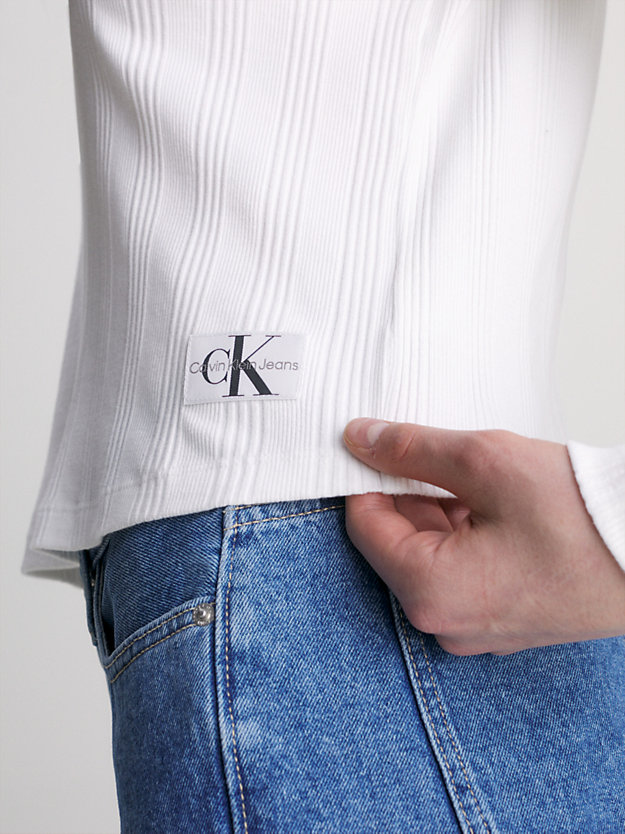 bright white t-shirt z długim rękawem z dżerseju ściągaczowego dla kobiety - calvin klein jeans