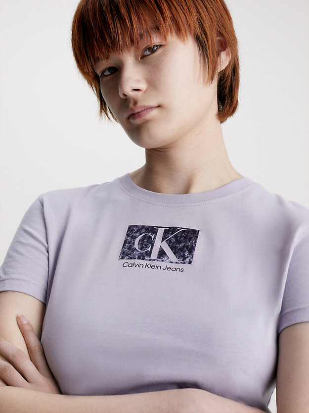 lavender aura wąski t-shirt z logo z bawełny organicznej dla kobiety - calvin klein jeans
