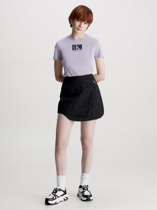 lavender aura slim t-shirt met logo van biologisch katoen voor dames - calvin klein jeans