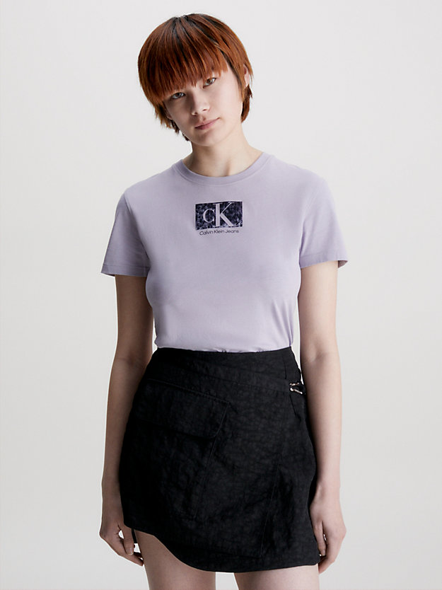 lavender aura schmales logo-t-shirt aus bio-baumwolle für damen - calvin klein jeans
