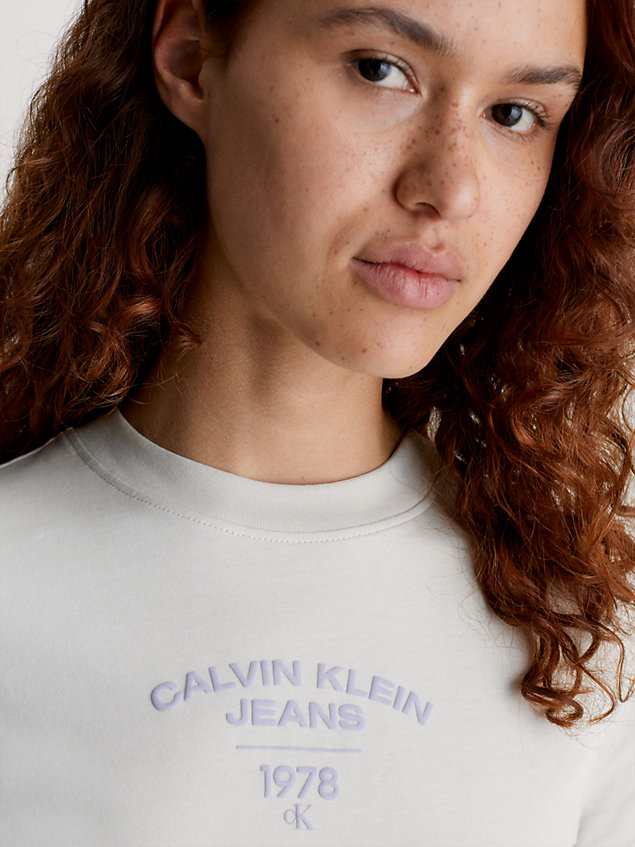 beige wąski t-shirt z logo uniwersyteckim dla kobiety - calvin klein jeans