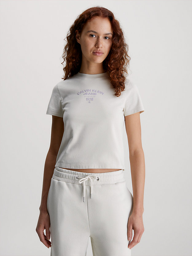 t-shirt slim con logo in stile college eggshell da donna calvin klein jeans