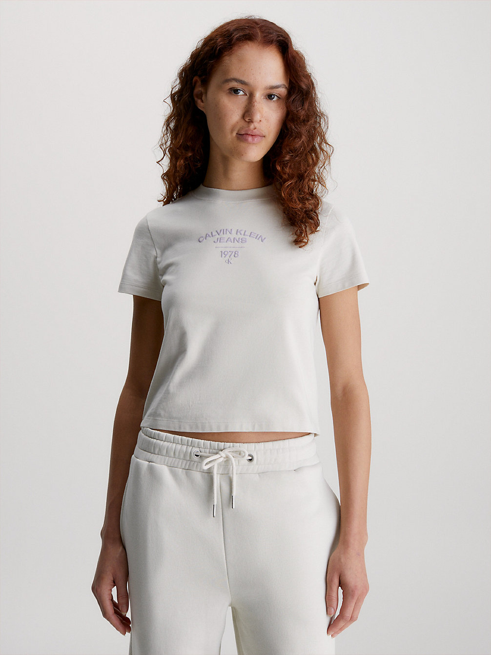 Camiseta Slim Con Logo Universitario > EGGSHELL > undefined mujer > Calvin Klein