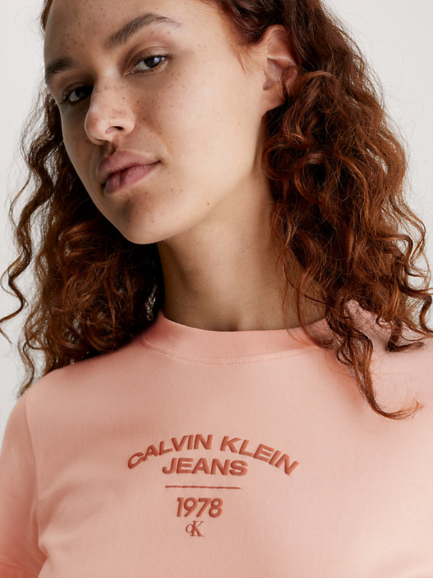 FAINT BLOSSOM Slim Varsity Logo-T-Shirt für Damen CALVIN KLEIN JEANS