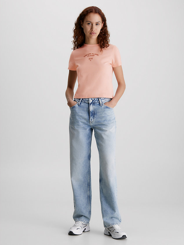 pink wąski t-shirt z logo uniwersyteckim dla kobiety - calvin klein jeans