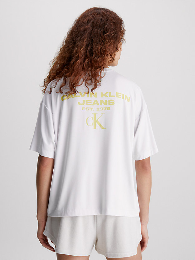 bright white t-shirt oversize z logo na plecach dla kobiety - calvin klein jeans