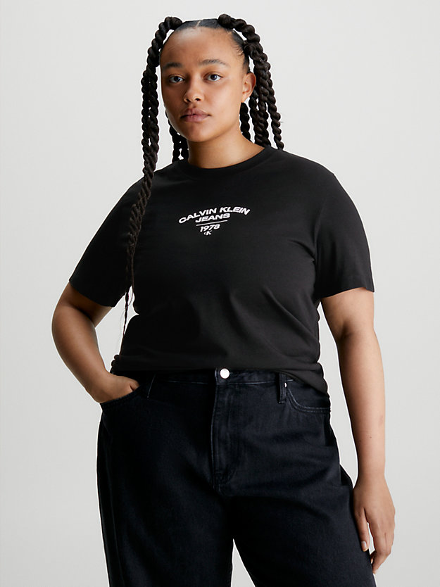 ck black t-shirt met varsity-logo in een grote maat voor dames - calvin klein jeans