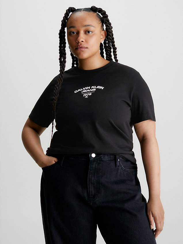 black t-shirt z uniwersyteckim logo plus size dla kobiety - calvin klein jeans