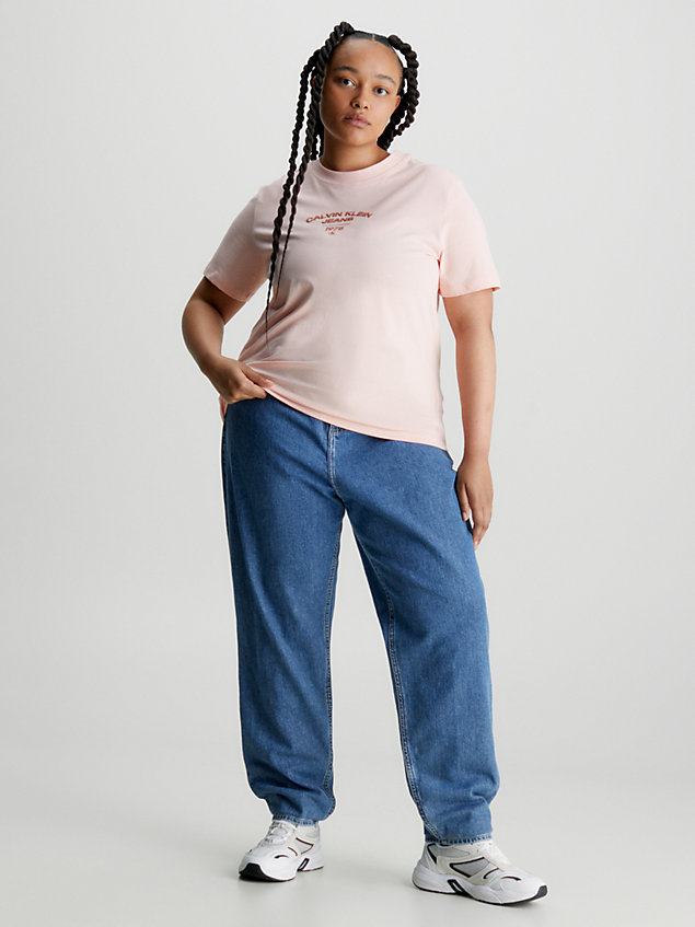 pink t-shirt z uniwersyteckim logo plus size dla kobiety - calvin klein jeans