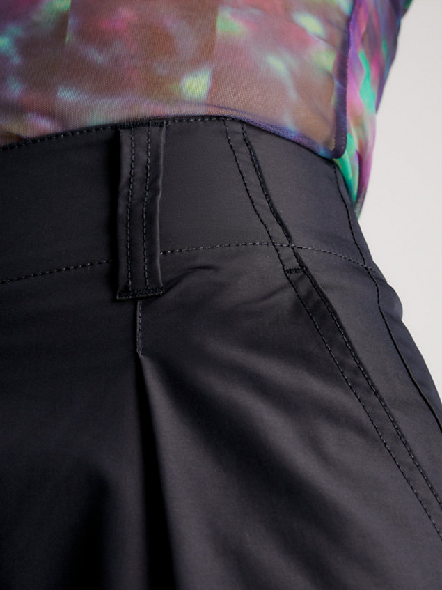 black cargohose aus weichem nylon für damen - calvin klein jeans