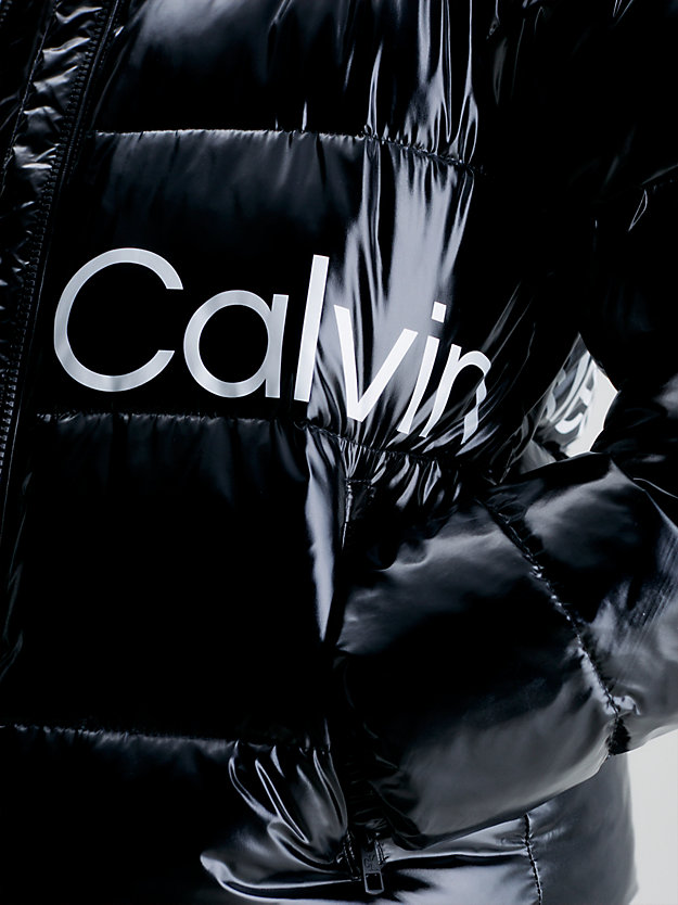 ck black błyszcząca dopasowana kurtka puchowa dla kobiety - calvin klein jeans