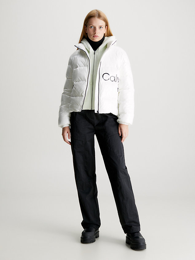 white błyszcząca dopasowana kurtka puchowa dla kobiety - calvin klein jeans
