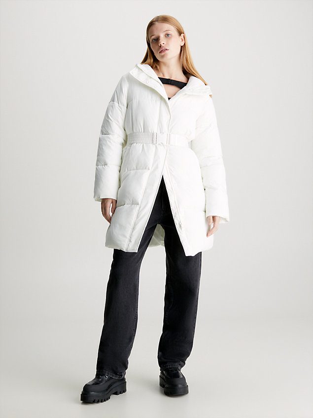 white nylonowy płaszcz puchowy z paskiem dla kobiety - calvin klein jeans