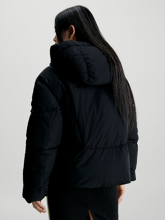 ck black krótka kurtka puchowa z taśmą z logo dla kobiety - calvin klein jeans