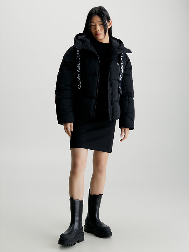 black krótka kurtka puchowa z taśmą z logo dla kobiety - calvin klein jeans