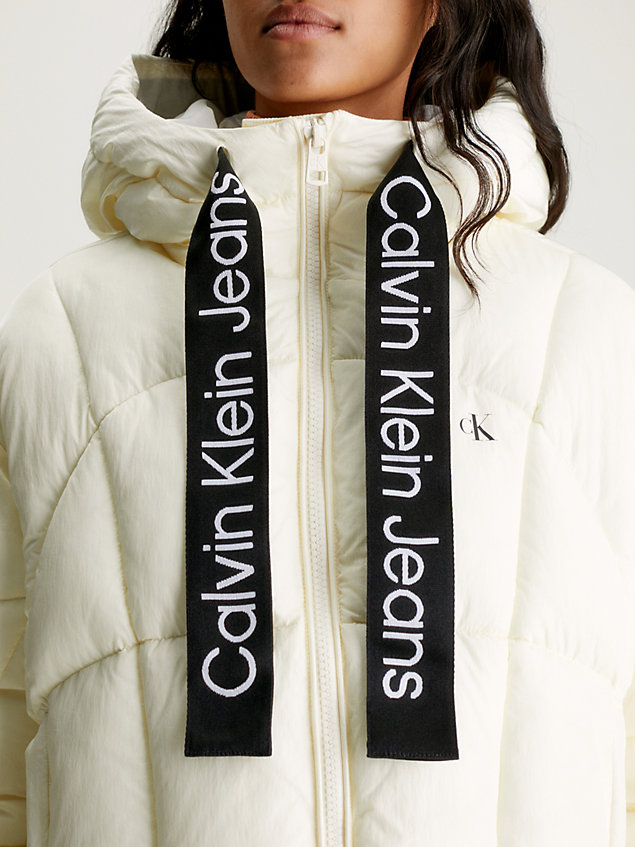 white krótka kurtka puchowa z taśmą z logo dla kobiety - calvin klein jeans